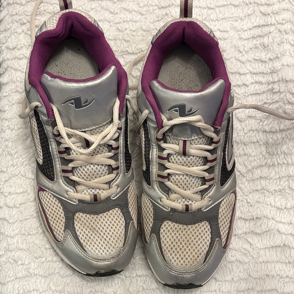 Women's Flare Athletic Shoes - Size 10